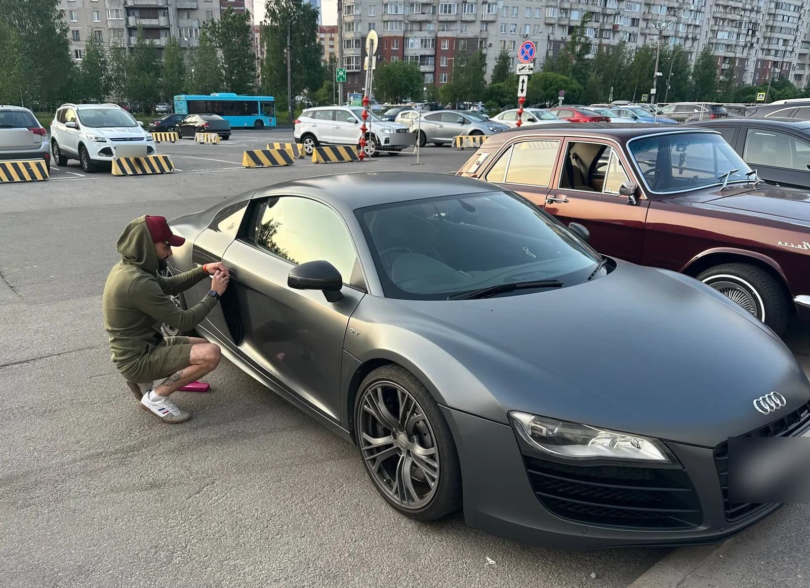 Вскрытие спортивного автомобиля Audi на парковке